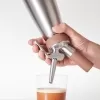 Garrafa para drinks iSi 1L Nitro Inox . Faça o famoso Cold Brew juntamente com a cápsula de gás Nitrogênio iSi, proporciona drinks alcoólicos ou não alcoólicos com uma textura incrivelmente cremosos e aveludados