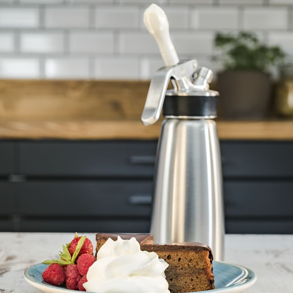 Garrafa Sifão Culinária 500ML Inox, Cream Profi  Profissional iSi, 10 anos de garantia. Prepare Chantilly puro, espumas, cremes aromatizados, sobremesas sofisticadas, para cafeterias, lanchonetes, sorveterias e confeitaria.
