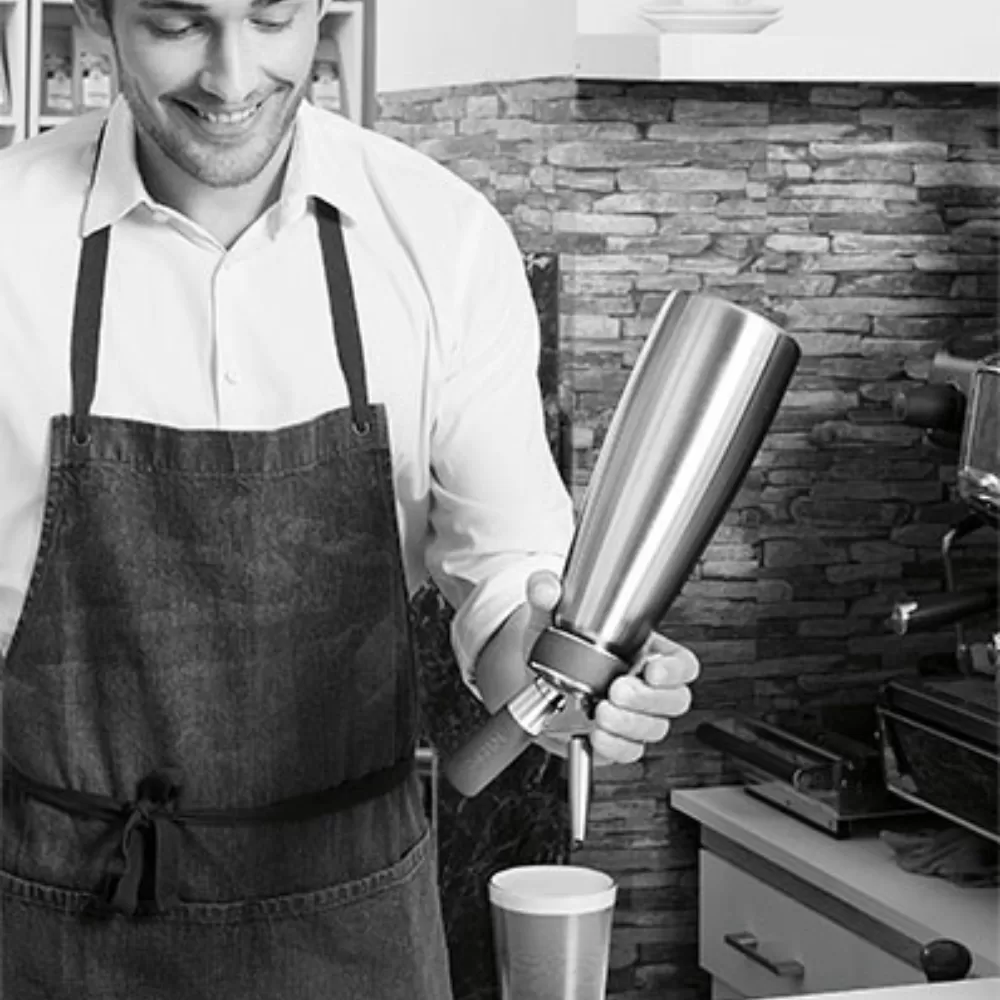 Garrafa para drinks iSi 1L Nitro Inox . Faça o famoso Cold Brew juntamente com a cápsula de gás Nitrogênio iSi, proporciona drinks alcoólicos ou não alcoólicos com uma textura incrivelmente cremosos e aveludados