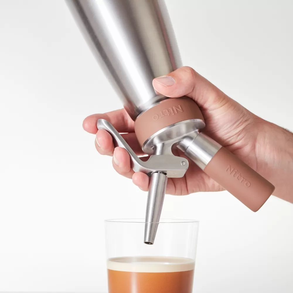 Garrafa para drinks iSi 1L Nitro Inox . Faça o famoso Cold Brew juntamente com a cápsula de gás Nitrogênio iSi, proporciona drinks alcoólicos ou não alcoólicos com uma textura incrivelmente cremosos e aveludados