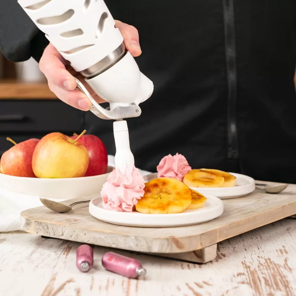 Garrafa Sifão Chantilly 500ML  Inox Dessert, Culinária Profissional iSi, 05 anos de garantia. Preparos frios de chantilly de forma fácil, rápido e economicamente. Proteção branca e cabeçote em PE.