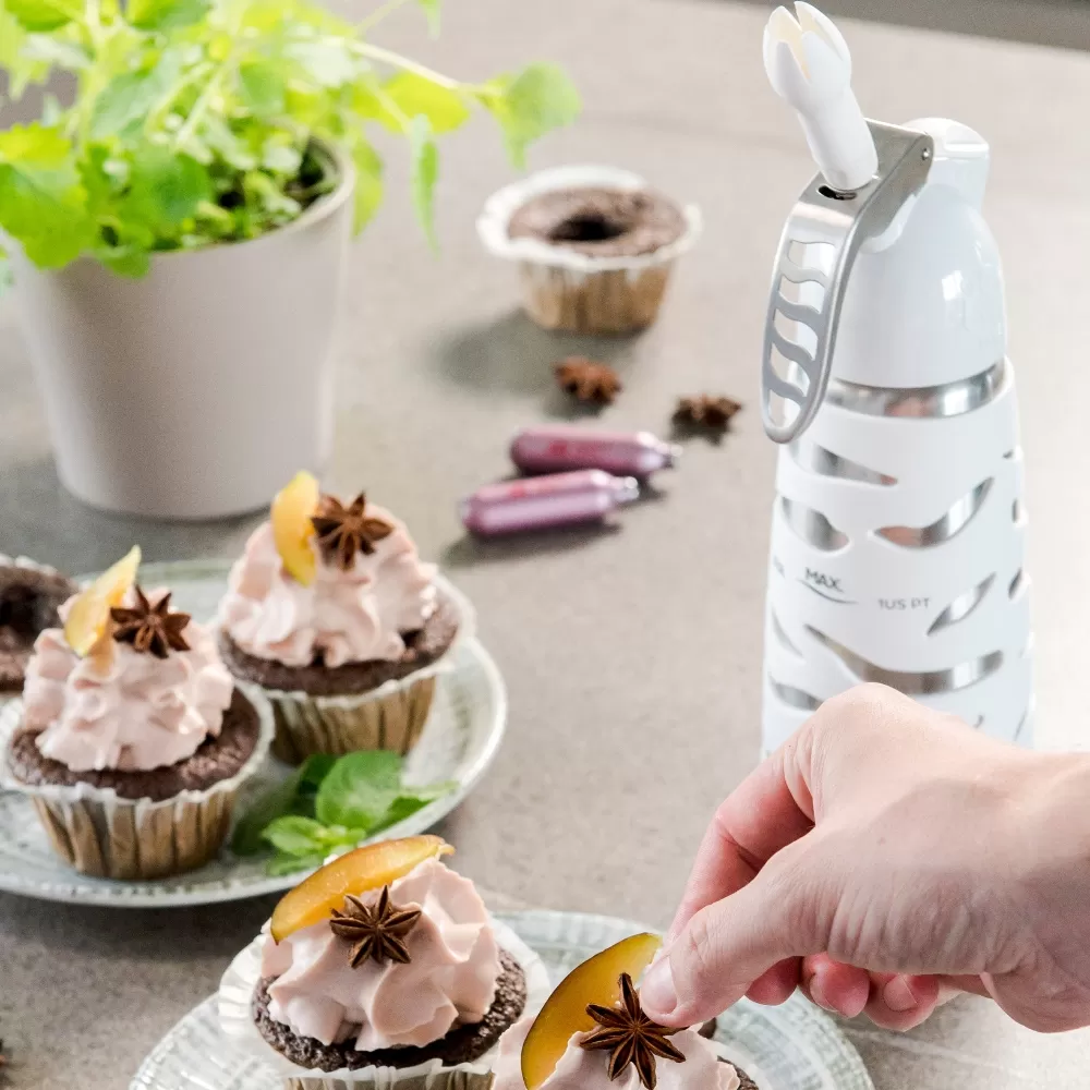 Garrafa Sifão Chantilly 500ML  Inox Dessert, Culinária Profissional iSi, 05 anos de garantia. Preparos frios de chantilly de forma fácil, rápido e economicamente. Proteção branca e cabeçote em PE.