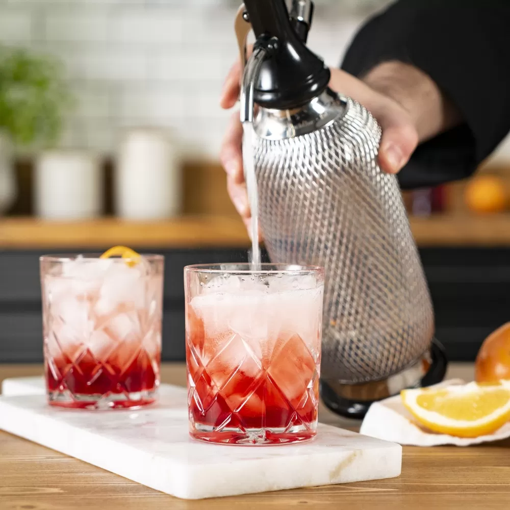 Garrafa Sifão Classic 1L Sodamaker para Drinks Gaseificados, Profissional iSi , clássico e atemporal, 2 anos de garantia. Desfrute hoje de água com gás ou long drink de uma maneira única. Cabeçote em PE.